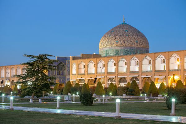 مسجد شیخ لطف الله در میدان نقش جهان در اصفهان ایران شات شبانه