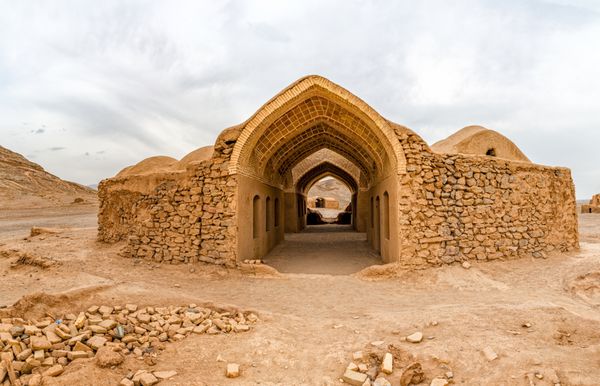 ساختمان قدیمی فرسوده در پای برج سکوت یزد ایران