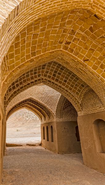 داخلی ساختمان قدیمی بلااستفاده در پای تپه با برج های سکوت در یزد ایران