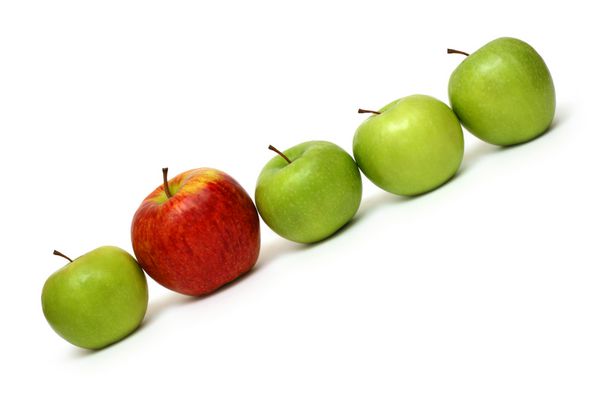 مفاهیم مختلف - سیب قرمز بین سیب سبز