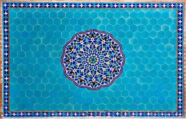 دیوار زیبای کاشی کاری آبی با نقش و نگارهای خاورمیانه در خانه تاریخی ایران