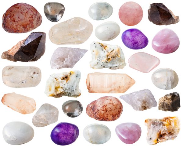 عکسبرداری ماکرو مجموعه طبیعی - سنگ های جواهر و کریستال های معدنی کوارتز مختلف جدا شده در زمینه سفید