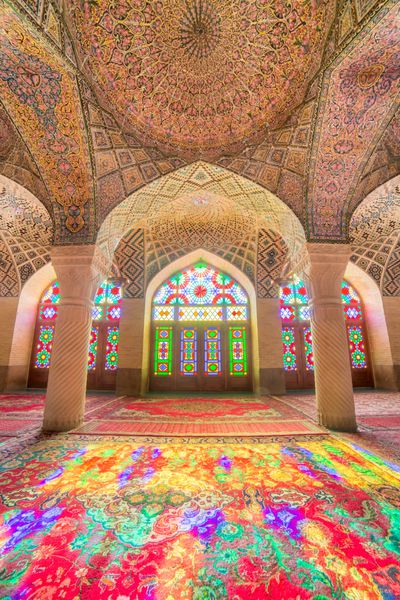 شیراز ایران - 27 دسامبر 2015 مسجد نصیرالملک در شیراز ایران همچنین به عنوان مسجد صورتی شناخته می شود