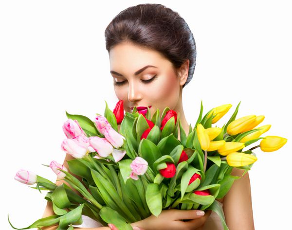 زن زیبایی با دسته گل بهاری دختر زیبا با یک دسته گل لاله رنگارنگ زن مدل غافلگیر شده خوشحال با بوی گل روز روز مادر فصل بهار