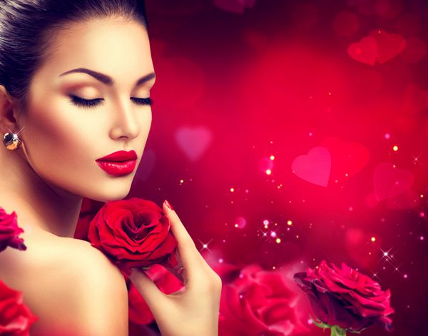 زن زیبایی با گل رز قرمز لب و ناخن قرمز آرایش و مانیکور لاکچری زیبا طراحی حاشیه روز پرتره دختر مدل مد روی پس زمینه قرمز تار