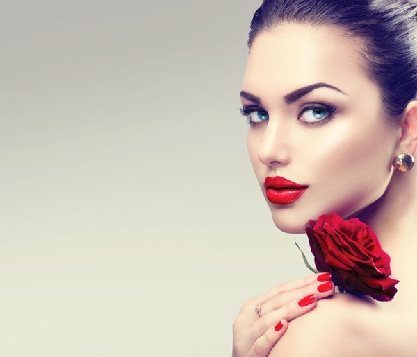 مدل لباس زیبایی زن f پرتره با گل رز قرمز لب و ناخن قرمز زن زیبا با آرایش و مانیکور لوکس