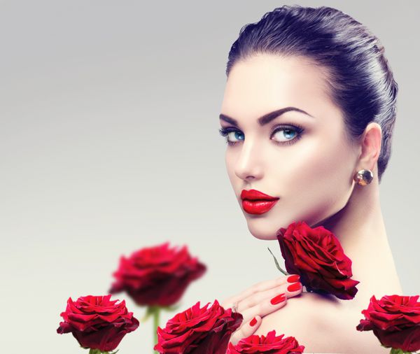 مدل لباس زیبایی زن f پرتره با گل های رز قرمز لب و ناخن قرمز زن زیبا با آرایش لوکس پوست عالی