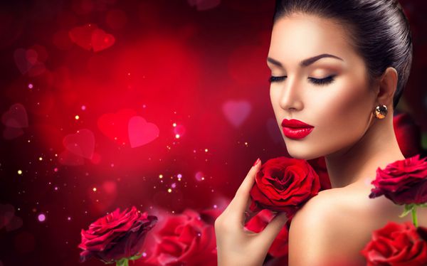 زن عاشقانه زیبایی با گل های رز قرمز لب و ناخن قرمز آرایش و مانیکور لاکچری زیبا طراحی حاشیه روز پرتره دختر مدل مد در پس زمینه قرمز تار