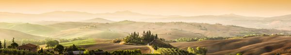 توسکانی منظره ایتالیا پانوراما با کیفیت فوق العاده بالا که در طلوع فوق العاده خورشید گرفته شده است تاکستان ها تپه ها خانه های کشاورزی