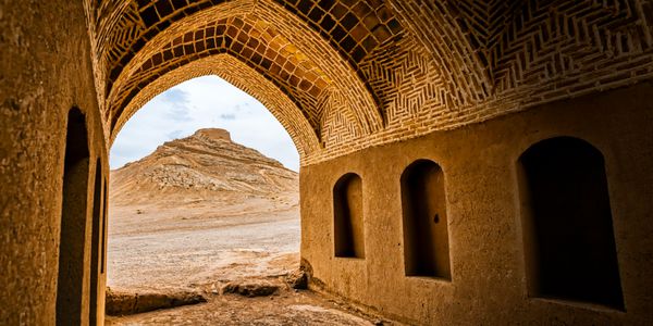 داخلی ساختمان قدیمی بلااستفاده در پای تپه با برج های سکوت در یزد ایران