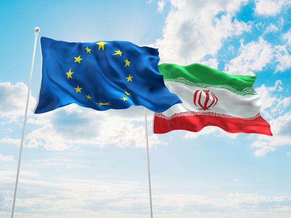 پرچم های ایران اتحادیه اروپا در آسمان به اهتزاز در می آید