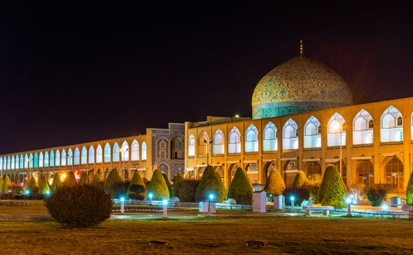 مسجد شیخ لطف الله در میدان نقش جهان اصفهان ایران
