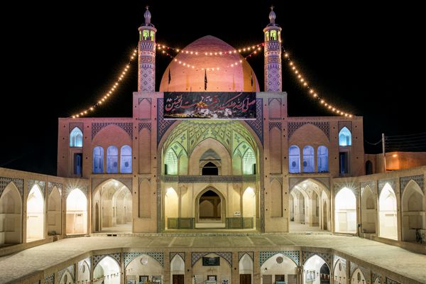 کاشان ایران - 8 دسامبر 2015 مسجد آقا بزرگ در کاشان ایران