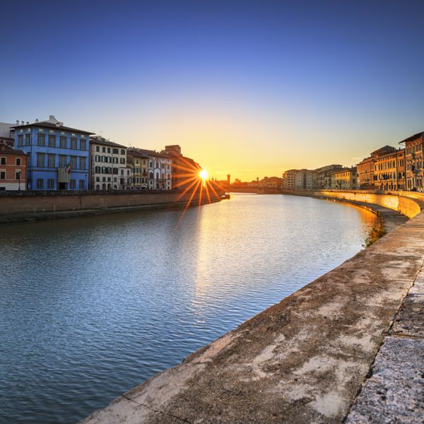 پیزا غروب رودخانه آرنو نمای لونگارنو توسکانی ایتالیا اروپا