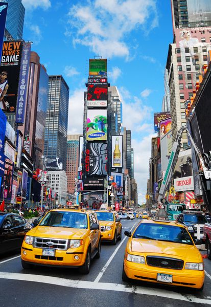 شهر نیویورک نیویورک - 5 سپتامبر میدان تایمز با تاکسی زرد در 5 سپتامبر 2011 در منهتن شهر نیویورک تایمز اسکوئر با تئاترهای برادوی و تابلوهای led به عنوان نماد شهر نیویورک برجسته شده است