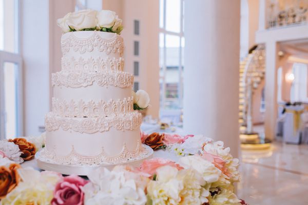 کیک عروسی عروس و داماد با شمع و گل