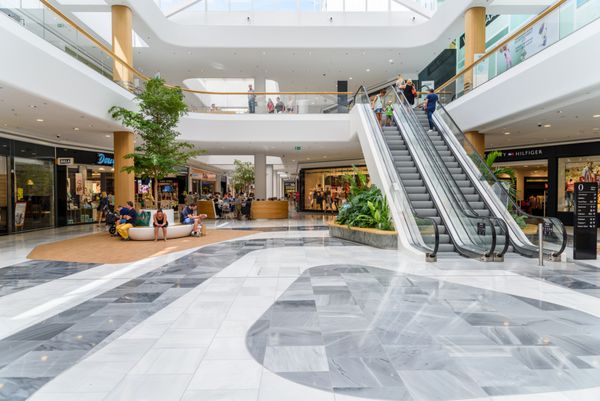 وین اتریش - 10 آگوست 2015 مردم در مرکز خرید لوکس sud خرید می کنند بزرگترین مرکز خرید اتریش