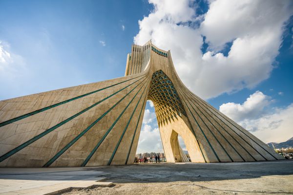 تهران ایران - فوریه 2016 - برج آزادی یکی از مهمترین بناهای تاریخی تهران در زمستان ایران 2016
