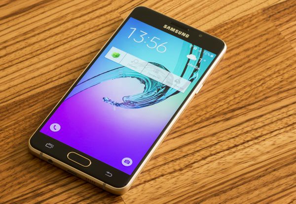 مینسک بلاروس - 25 فوریه 2016 استودیو یک گوشی هوشمند طلایی سامسونگ galaxy a5 2016 با صفحه نمایش 5 2 اندروید نسخه 5 1 1 چهار هسته ای 1 2 گیگاهرتز cortex-a53 دوربین 13 mp تمرکز انتخابی