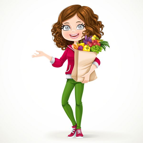دختر ناز با موهای مجعد که یک کیسه کاغذی با میوه و سبزیجات در پس زمینه سفید ایستاده است