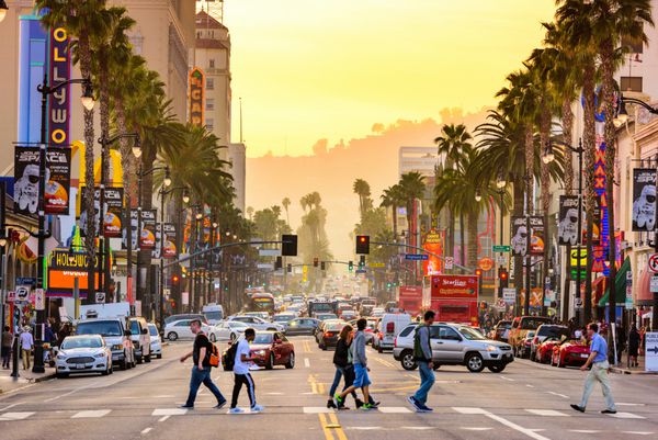 لس آنجلس کالیفرنیا - 1 مارس 2016 ترافیک و عابران پیاده در بلوار هالیوود در غروب منطقه تئاتر جاذبه گردشگری معروف است
