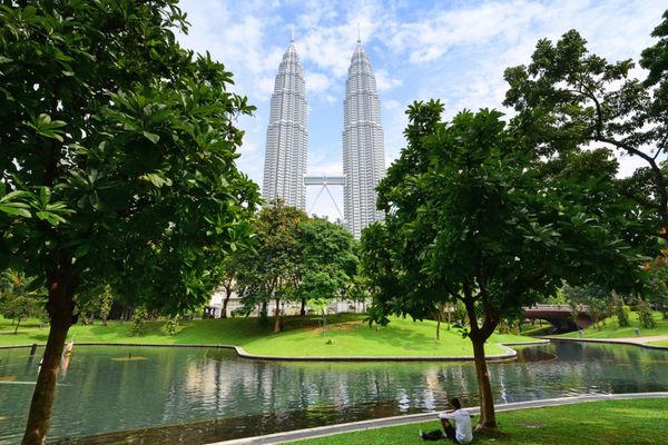 کا لومپور مالزی 02 مارس 2016 برج های دوقلوی پتروناس در صبح با آسمان آبی زیبا برج‌های دوقلوی پتروناس که با نام klcc نیز شناخته می‌شوند بلندترین ساختمان مالزی است