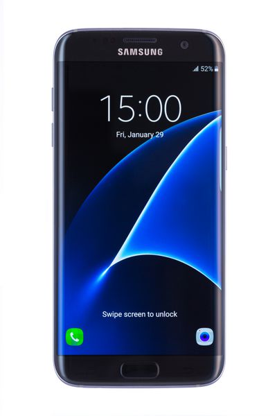 وارنا بلغارستان - مارس 09 2016 استودیو s یک گوشی هوشمند مشکی Samsung Galaxy S7 edge با دوربین 12 mp f 1 7 26 میلی‌متر چهار هسته‌ای 2 6 گیگاهرتز و وضوح نمایشگر 1440 x 2560 پیکسل