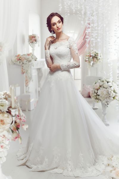 ژست زن زیبا با لباس عروس