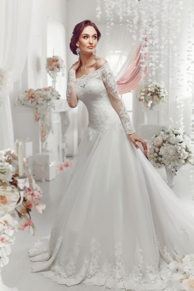 ژست زن زیبا با لباس عروس