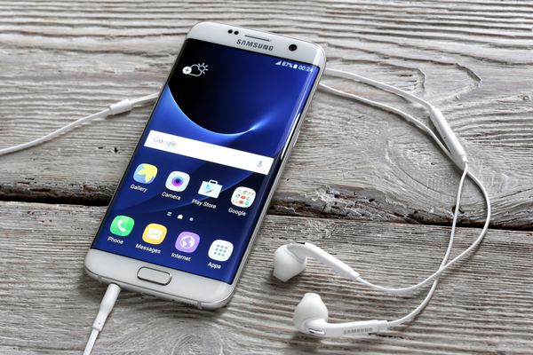 کوزالین لهستان 11 مارس 2016 po of Samsung galaxy s7 edge روی میز سامسونگ 6 اج نسل جدید گوشی های هوشمند سامسونگ است سامسونگ s7 edge یک گوشی هوشمند با صفحه نمایش چند لمسی است