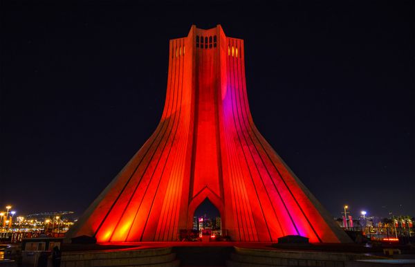 tehran iran - 6 ژانویه نمایی از برج آزادی در تهران در تاریخ 6 ژانویه 2016 برج یکی از نمادهای شهر است