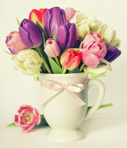 دسته گل لاله زیبا - مفهوم بهار عید پاک یا باغبانی