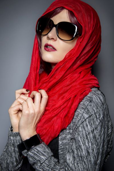مدلینگ مد ایرانی مدرن با روسری یا حجاب این تصویر سنت محافظه کارانه اعمال شده در مد مترقی مدرن را به تصویر می کشد