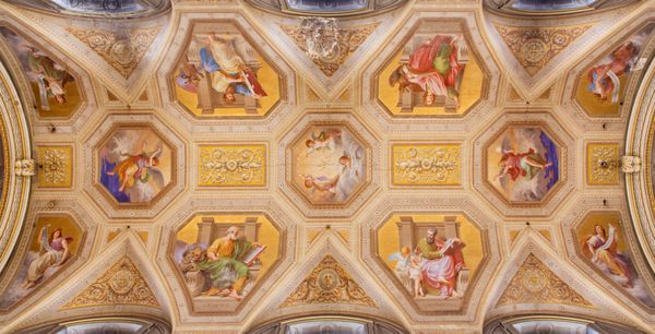 رم ایتالیا - 9 مارس 2016 نقاشی دیواری سقف با چهار انجیلی در کلیسای chiesa di santa maria in aquiro توسط سزار ماریانی 1826 - 1901 به سبک نئومنریستی