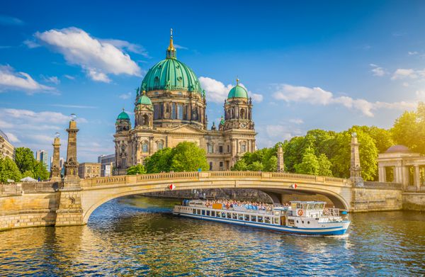 منظره زیبای کلیسای جامع تاریخی برلین برلینر dom در موزه معروفسینسل جزیره موزه با قایق گردشی در رودخانه ولگردی و ولگردی در نور زیبای عصر هنگام غروب آفتاب در تابستان برلین آلمان