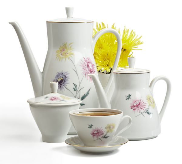 مجموعه چای با گل های جدا شده در پس زمینه سفید