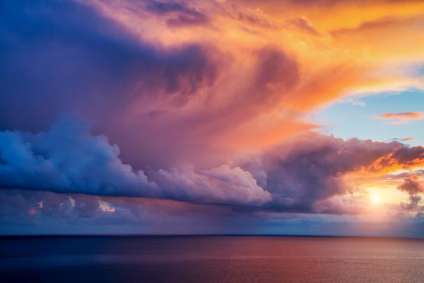 نمایی فوق العاده از آسمان تاریک ابری صحنه صبحگاهی دراماتیک و زیبا مکان کیپ کاپو زاففرانو جزیره سیسیلیا ایتالیا اروپا دریای مدیترانه و دریای تیرنی دنیای زیبایی
