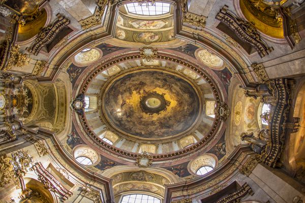 وین اتریش - 27 آوریل 2015 فضای داخلی زیبای St کلیسای پیتر یک کلیسای محلی کاتولیک رومی در وین اتریش این ساختمان در سال 1733 تکمیل شد