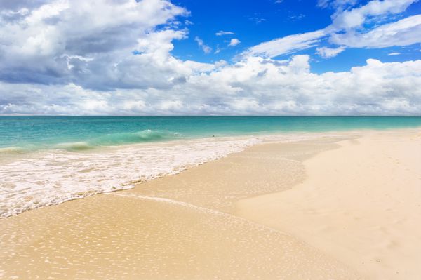 ساحل گرمسیری دریای کارائیب جزیره کایو لارگو کوبا طبیعت عجیب ساحل و ابرهای در افق بهشت ساحلی تابستانی ساحل جزیره گرمسیری خط ساحل دریا جزیره آرامش بخش چشم انداز سفر