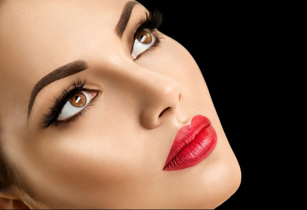 مدل مد زیبایی زن f آرایش کامل لب های قرمز زن زیبا با آرایش لوکس مژه های بلند چشمان قهوه ای زیبایی دختر مفهومی آرایشی F جدا شده در پس زمینه سیاه