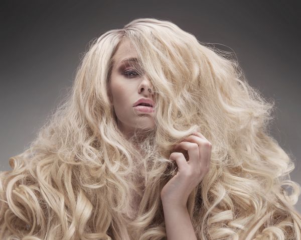 زن با موهای مجعد پرتره نوع مد