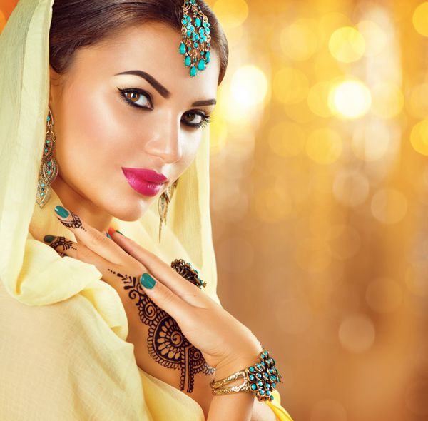 پرتره زن هندی مد زیبا با اکسسوری های شرقی - گوشواره برلت و حلقه دختر عربی با حنای سیاه و جواهرات زیبایی مدل هندو با آرایش کامل هند