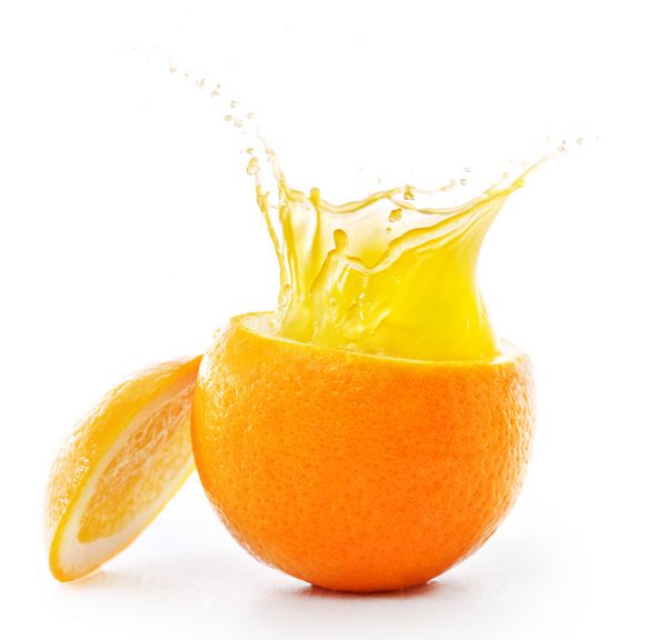 پرتقال و پاشیدن آب جدا شده در زمینه سفید
