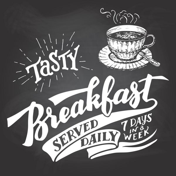 صبحانه خوشمزه هر روز هفت روز در هفته سرو می شود حروف دستی با طرحی از فنجان قهوه تصویر تایپوگرافی قدیمی برای کافه و رستوران سبک تخته سیاه در پس زمینه تخته سیاه