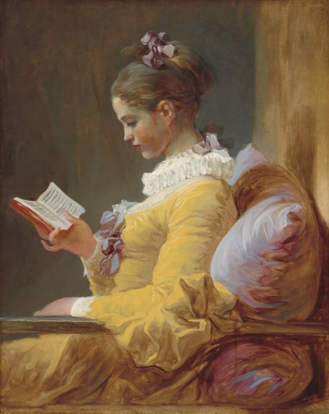 دختر جوان در حال خواندن توسط ژان اونوره فراگونارد ج 1770 نقاشی فرانسوی رنگ روغن روی بوم لباس و کوسن دختر با نوارهای رنگی پهن و مخلوط نشده رنگ شده است زعفرانی یاسی و