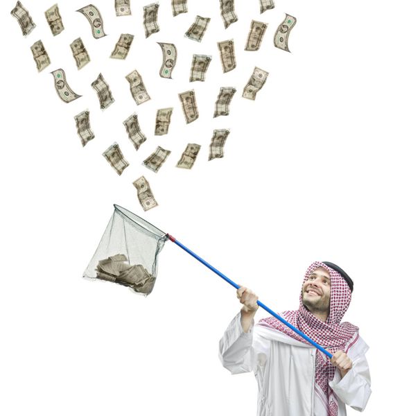 یک فرد عرب با تور ماهیگیری در حال گرفتن پول جدا شده در زمینه سفید
