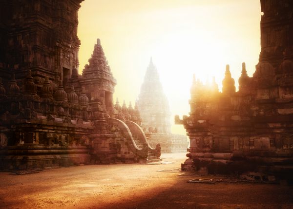 طلوع شگفت انگیز خورشید در معبد پرامبانان معماری عالی هندو در یوگیاکارتا جزیره جاوا اندونزی