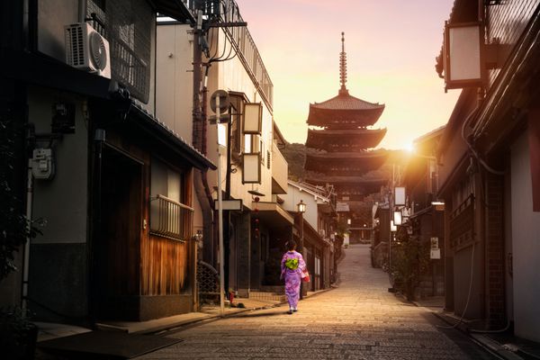 بتکده یاساکا و خیابان سانن زاکا در صبح کیوتو ژاپن