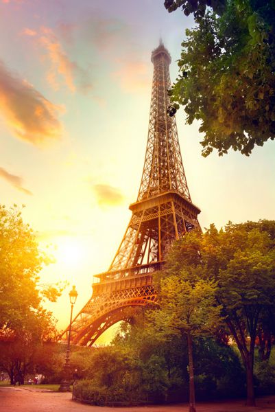 پاریس برج ایفل در طلوع خورشید پاریس فرانسه پس زمینه زیبای عاشقانه
