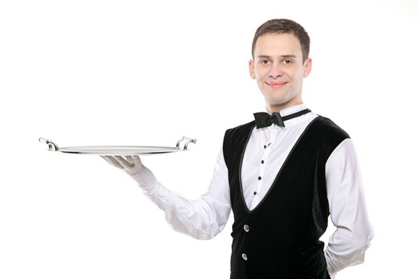پیشخدمتی که سینی نقره ای خالی را در پس زمینه سفید در دست دارد